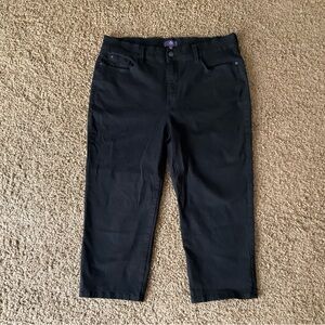 Women’s Black Denim Capri Pants-Lift Tuck Technology, Pocket, Retro Pedal Pusher